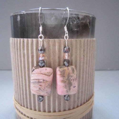 Boucles d'oreille en pierre rose marbrée et perles bronze et roses