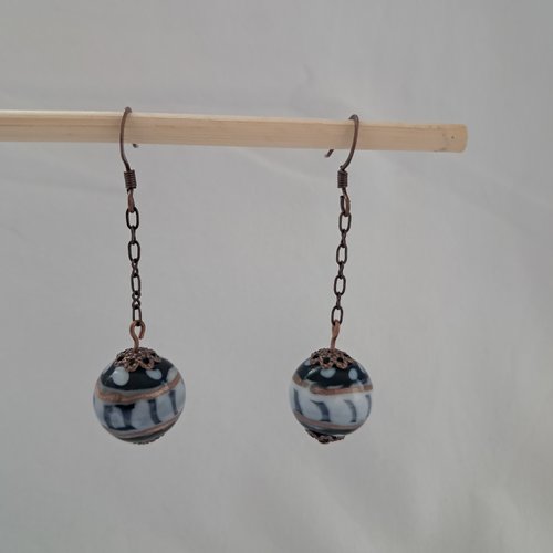 Boucles d'oreille en perle de verre noire, blanche et cuivrée
