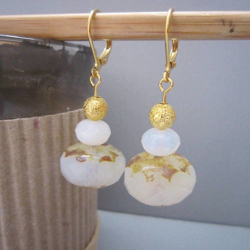 Boucles d'oreille en perles blanches et dorées