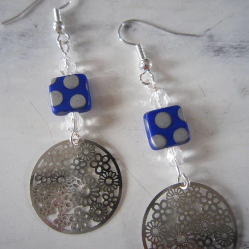 Boucles d'oreille applique argentée, perles en verre bleu et argent