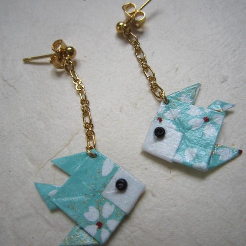 Boucles d'oreille poissons en origami de papier japonais vert turquoise et blanc