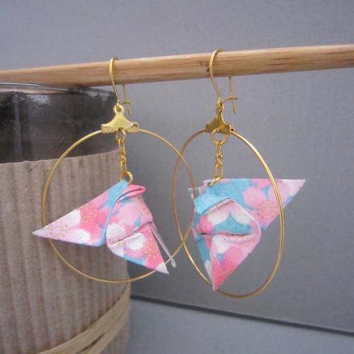 Boucles d'oreille créoles, papillon en origami de papier japonais rose et bleu