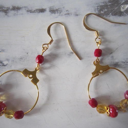 Boucles d'oreille créoles en perles rouges et dorées