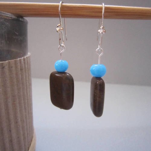 Boucles d'oreille en pierre brune et perle de verre bleu 