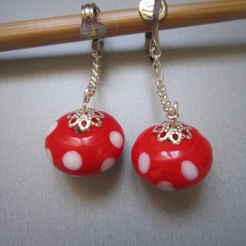 Boucles d'oreille clips en perles de verre rouge et blanche
