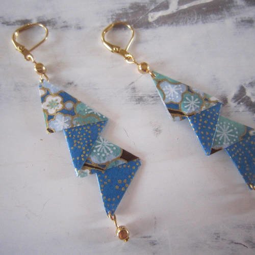 Boucles d'oreille triangulaires en papier japonais bleu et doré, pseudo origami - fleurs et points