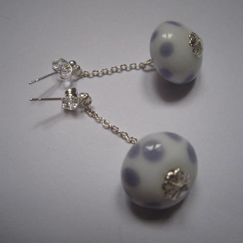 Boucles d'oreille en perles de verre blanche, points violets