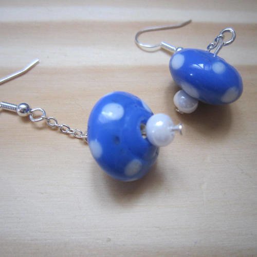 Boucles d'oreille en perles de verre bleue et blanche