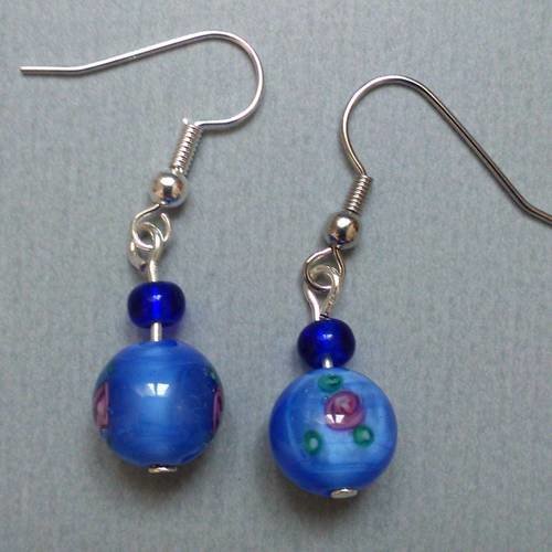 Boucles d'oreille en perle de verre bleu