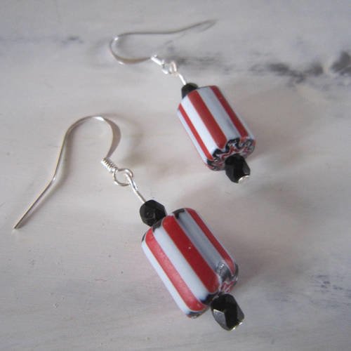 Boucles d'oreille en perles de verre rayées rouge, blanc et noir