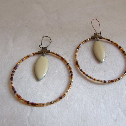 Boucles d'oreille créoles ornées de miyuki et de pendants émaillés - beige et brun