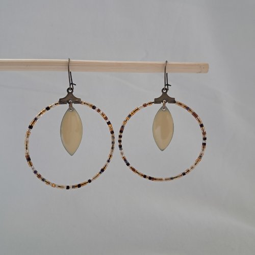 Boucles d'oreille créoles ornées de miyuki et de pendants émaillés - beige et brun