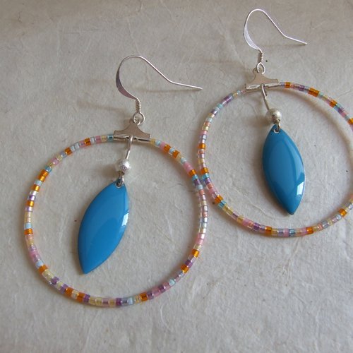 Boucles d'oreille créoles ornées de miyuki multicolores et de pendants émaillés bleus