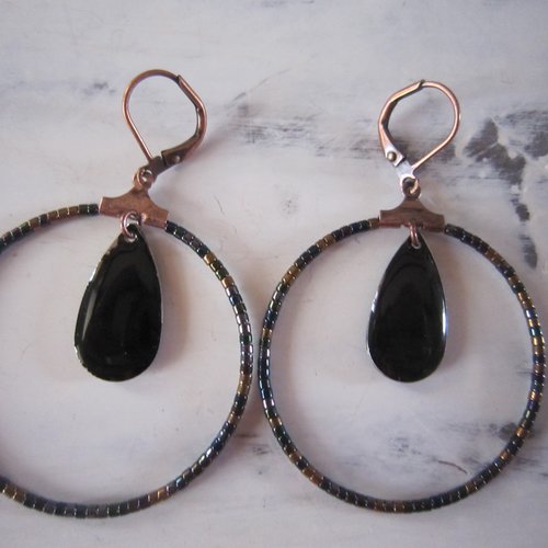 Boucles d'oreille créoles ornées de miyuki et de pendants émaillés - noir et cuivré