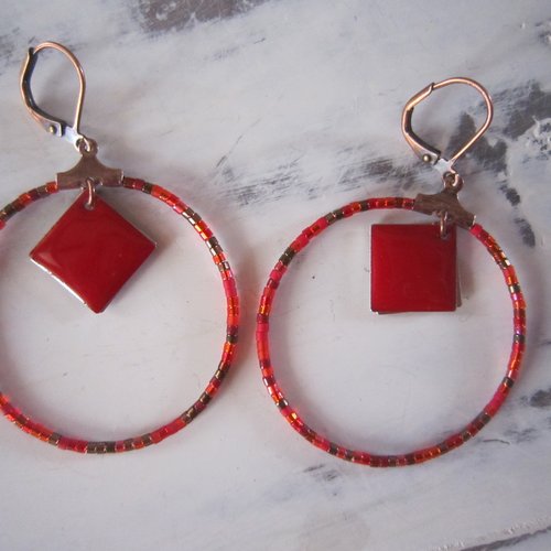 Boucles d'oreille créoles ornées de miyuki rouges et de pendants émaillés rouges