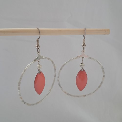 Boucles d'oreille créoles ornées de miyuki et de pendants émaillés - rose et gris