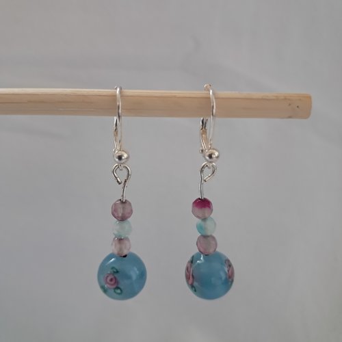 Boucles d'oreille en perle de verre bleu clair à motifs de petites roses