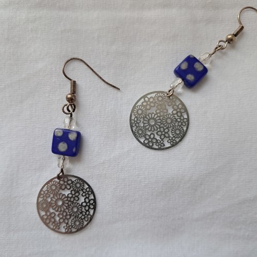 Boucles d'oreille en perle de verre bleu et argenté