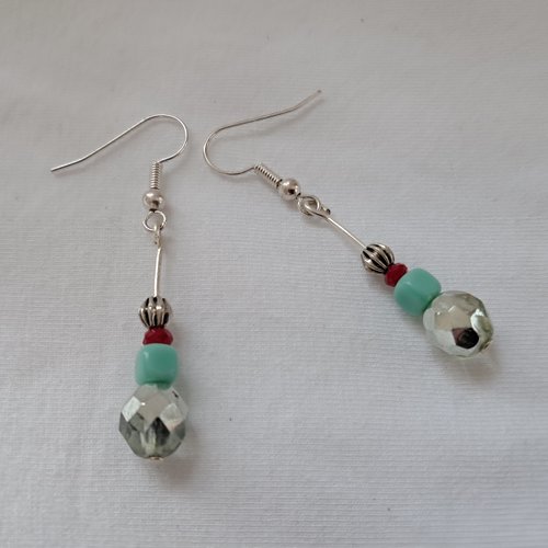 Boucles d'oreille en perles turquoise, rouges et argentées