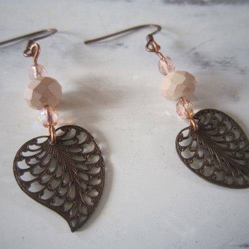 Boucles d'oreille perles roses et feuilles cuivrées