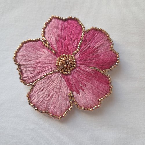 Broche brodée en forme de fleur rose