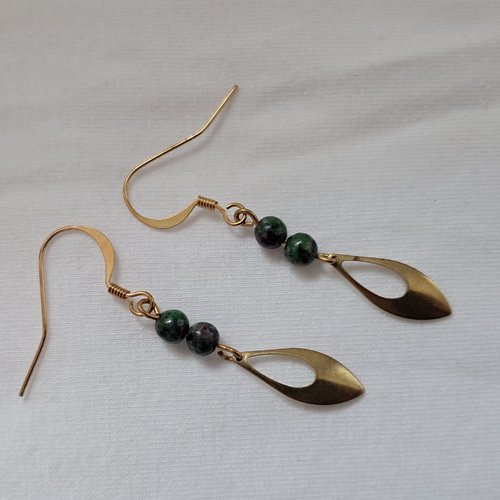 Boucles d'oreille pierres vertes et sequin doré