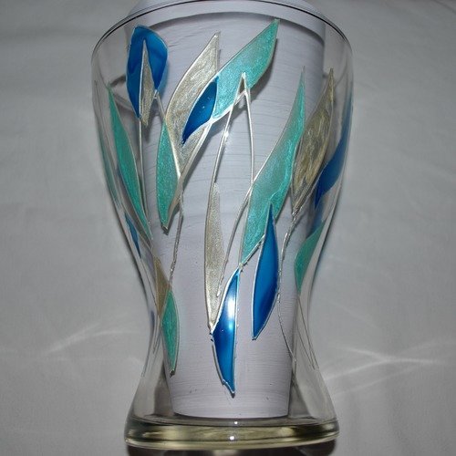 Vase en verre peint motifs graphiques feuilles bleu et blanc nacré