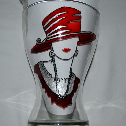 Vase en verre peint "femme rétro au chapeau rouge"