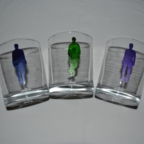 3 verres à whisky peints silhouettes d'hommes bleu, vert et violet