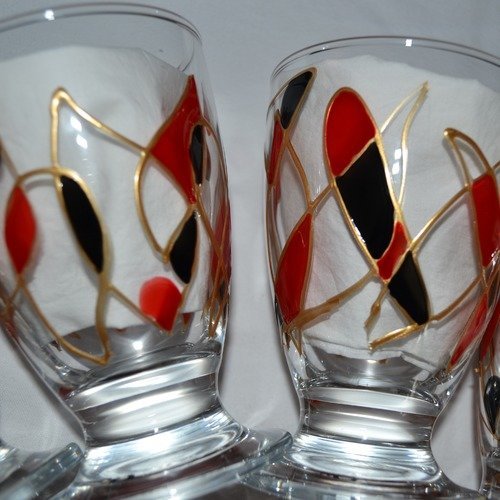 6 verres ou coupes peints graphiques rouge, noir et or