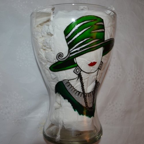 Vase en verre peint "femme rétro au chapeau vert"