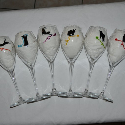 6 verres à vin peints "chats noirs et pelotes de laine multicolores"