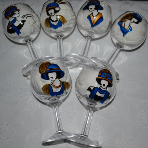 6 verres à vin ballons peints "femmes des années 20 aux chapeaux bleu et or"