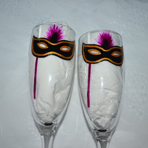 2 flûtes à champagne mariage peintes  "masque noir et fuchsia"