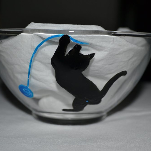 Bol, tasse en verre peinte "le chat et la pelote de laine bleue"