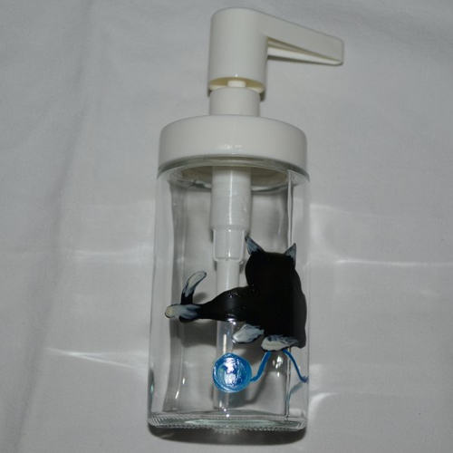 Distributeur de savon liquide ou produit vaisselle en verre peint "chat noir et blanc et sa pelote de laine bleue"