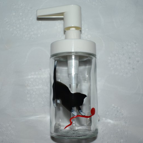 Distributeur de savon liquide ou produit vaisselle en verre peint "chat noir et blanc et sa pelote de laine rouge"