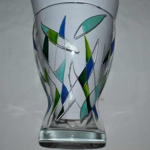 Vase en verre peint motifs graphiques feuilles bleu, vert et argent