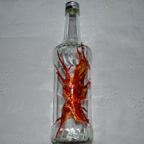 Bouteille, carafe recyclée en verre, peinte "vitrail rouge feu"