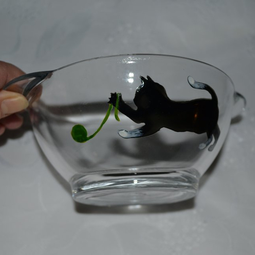 Bol, tasse en verre peinte "le chaton et la pelote de laine verte"