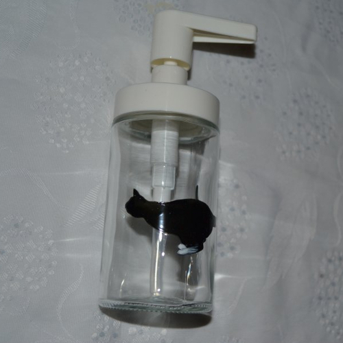 Distributeur de savon liquide ou produit vaisselle en verre peint "chat noir et blanc aux aguets"