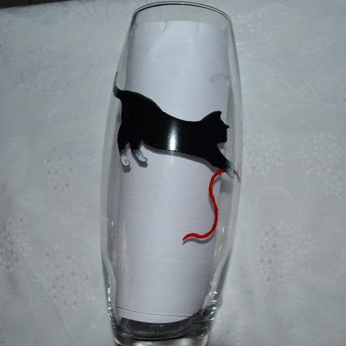 Vase en verre peint "chat jouant avec une pelote de laine rouge"