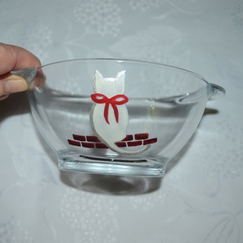 Bol en verre peint "le chat blanc au noeud rouge et la souris grise"
