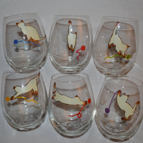 6 verres ronds peints "chats siamois et pelotes de laine multicolores"
