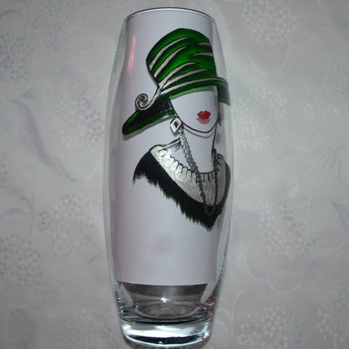 Vase en verre peint "femme rétro au grand chapeau vert"