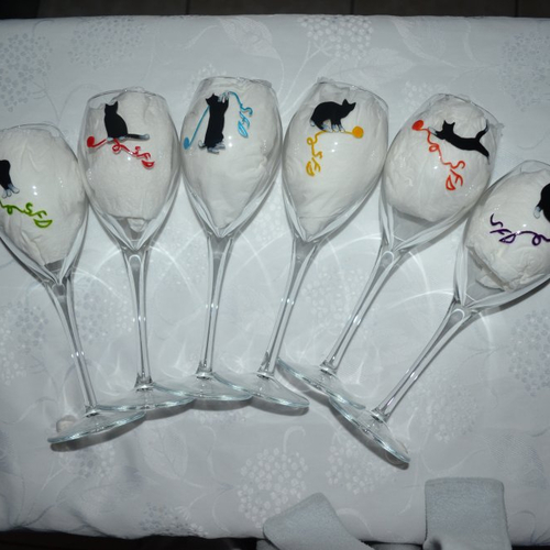 6 verres à vin personnalises initiales peints "chats noirs et pelotes de laine multicolores"