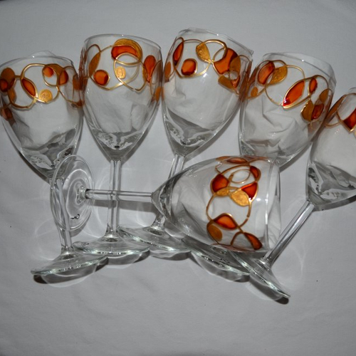 6 verres à vin peints motifs graphiques cercles orange et or