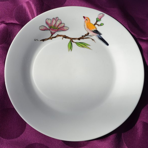 Plat en porcelaine blanche peint oiseau et magnolia