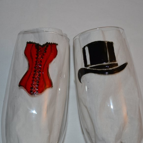 2 flûtes couple ou mariage peintes  "le corset rouge et le haut de forme"