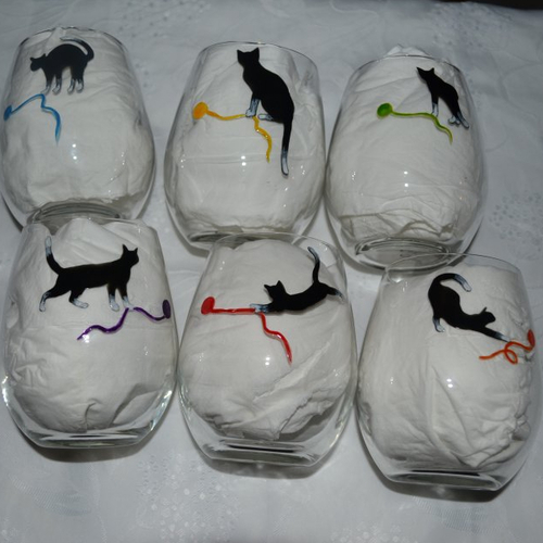 6 verres ronds peints "chats noir et blanc et pelotes de laine multicolores"